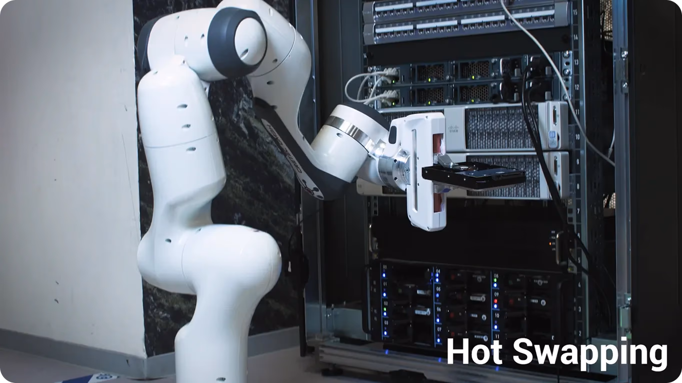 Bir veri merkezinin içinde görev yapan otonom bir robot