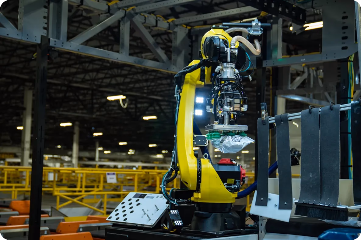 Robot de gestión de inventario de Amazon, Robin, recogiendo paquetes