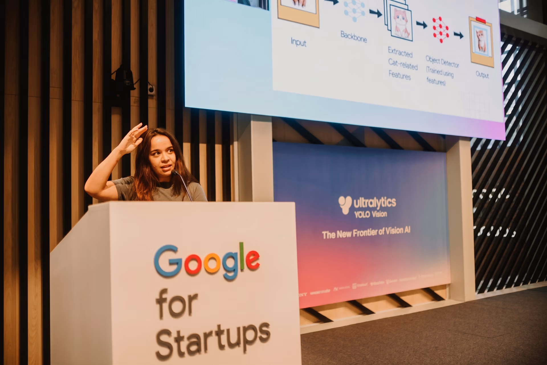 Merve Noyan thuyết trình tại YOLO VISION 2023 ở Madrid