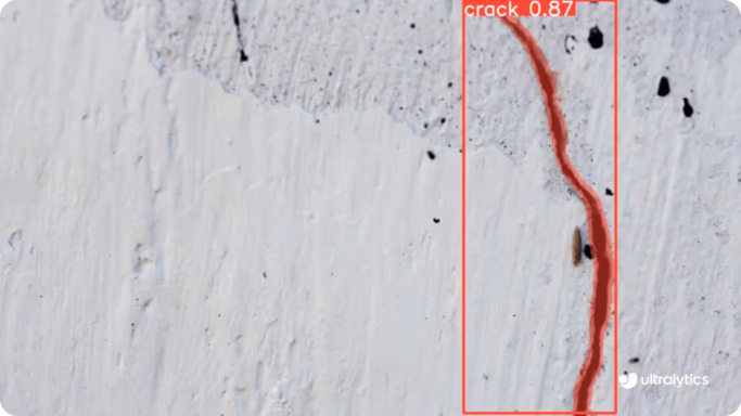 YOLO11 che segmenta una crepa in un muro di cemento