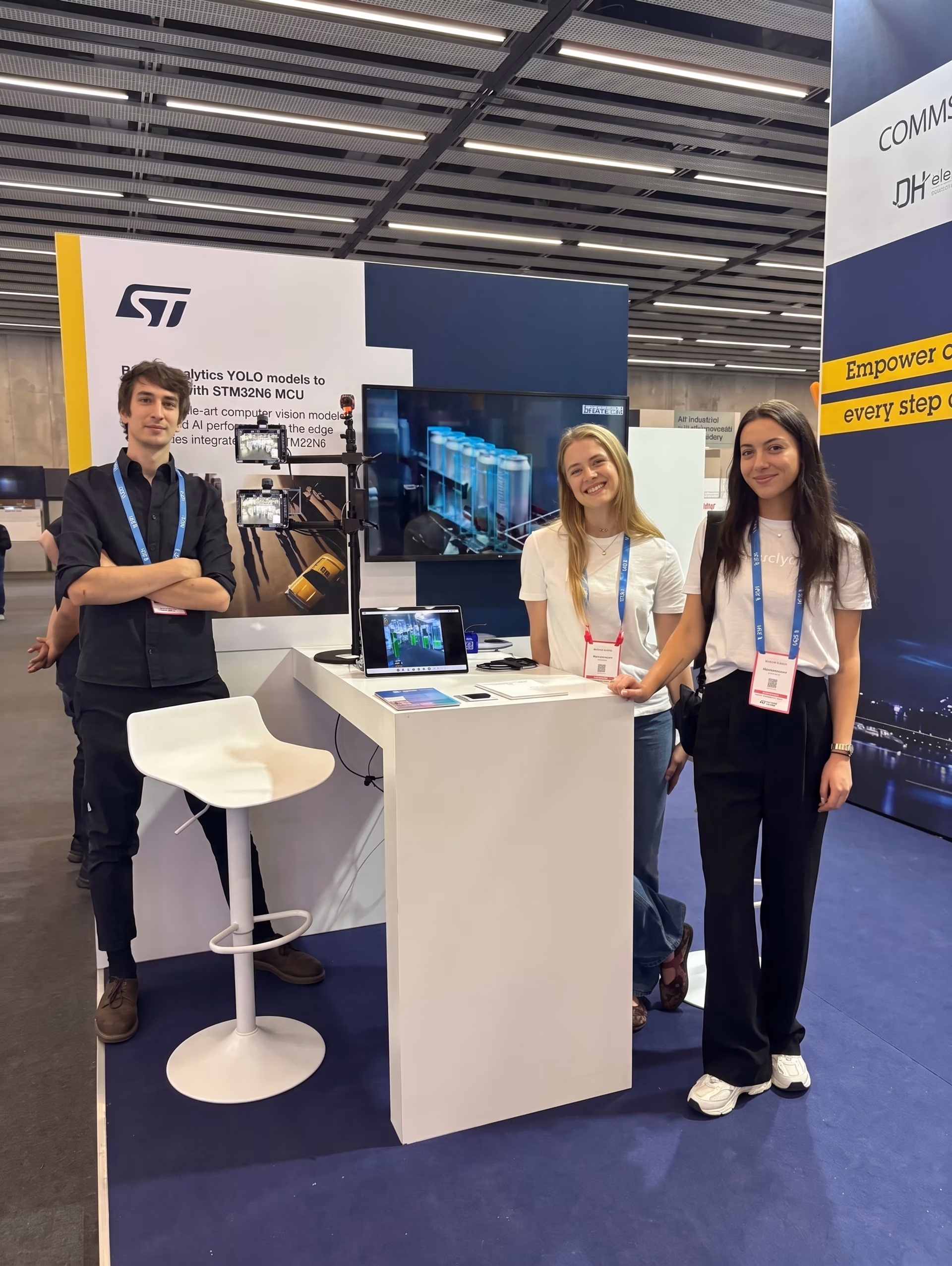 Francesco, Hannah und Zinnia vom Ultralytics-Team am Stand