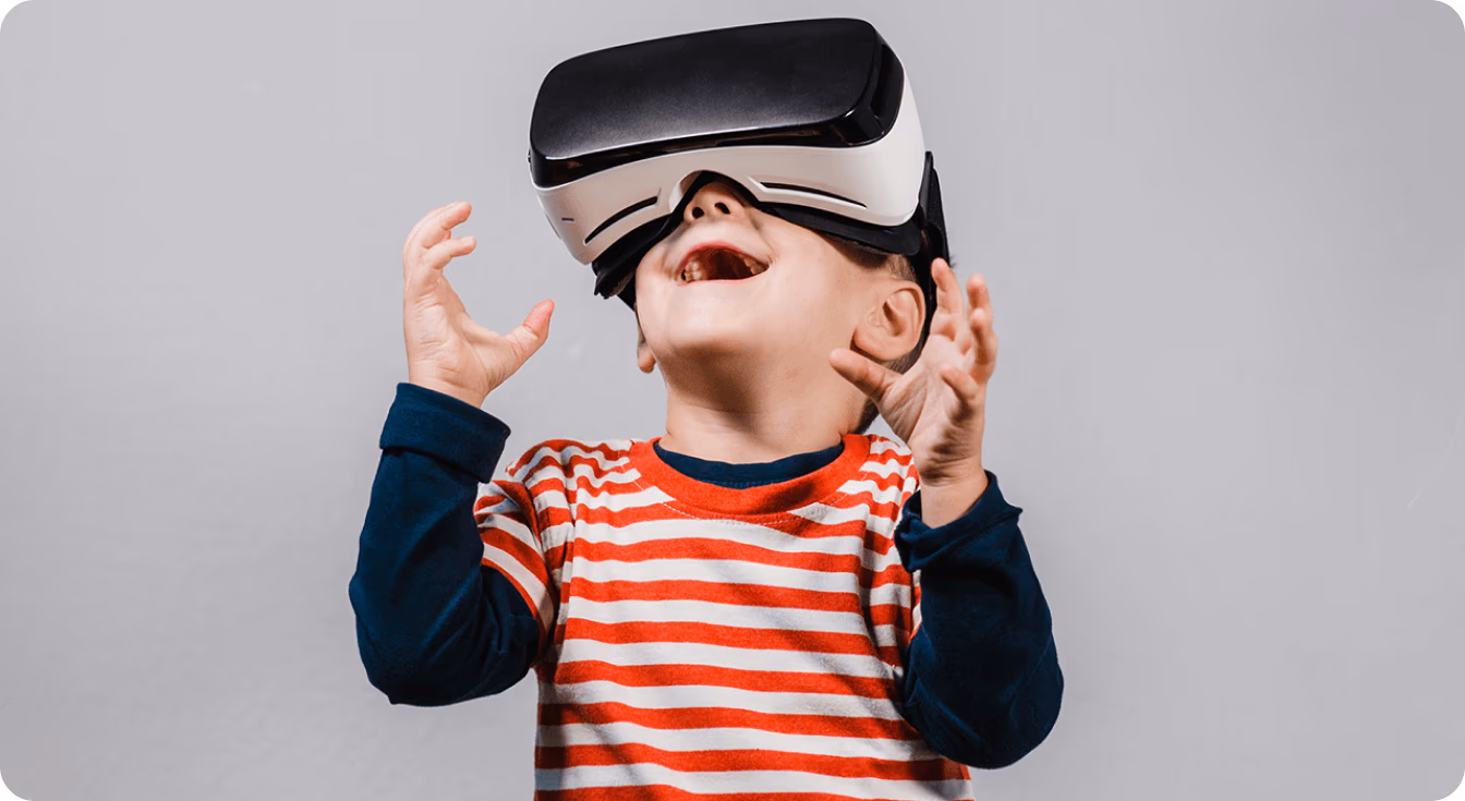 Un niño usando un casco de realidad virtual