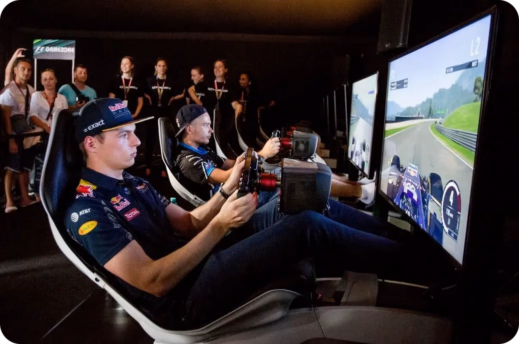 Tay đua Formula One Max Verstappen đang đua mô phỏng