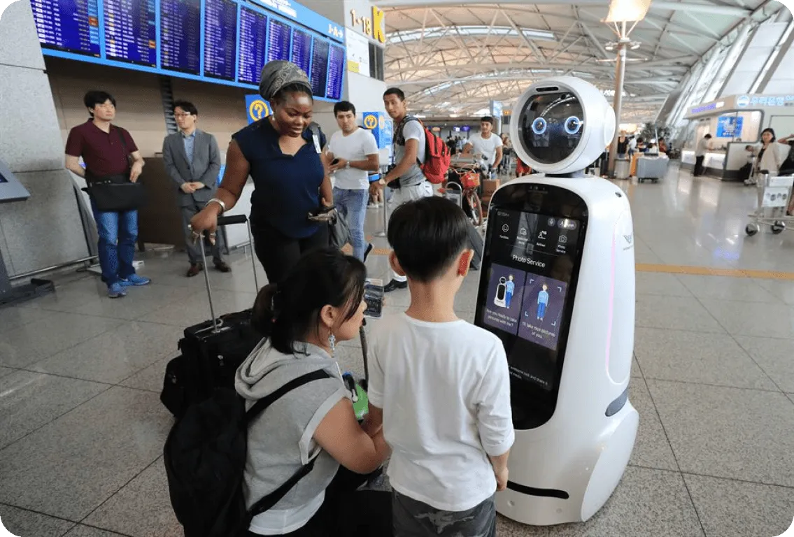 Robot alimentato dall'AI che assiste i viaggiatori in un aeroporto intelligente