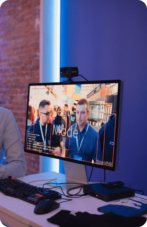 Демонстрация обнаружения объектов в реальном времени на стенде Intel OpenVINO