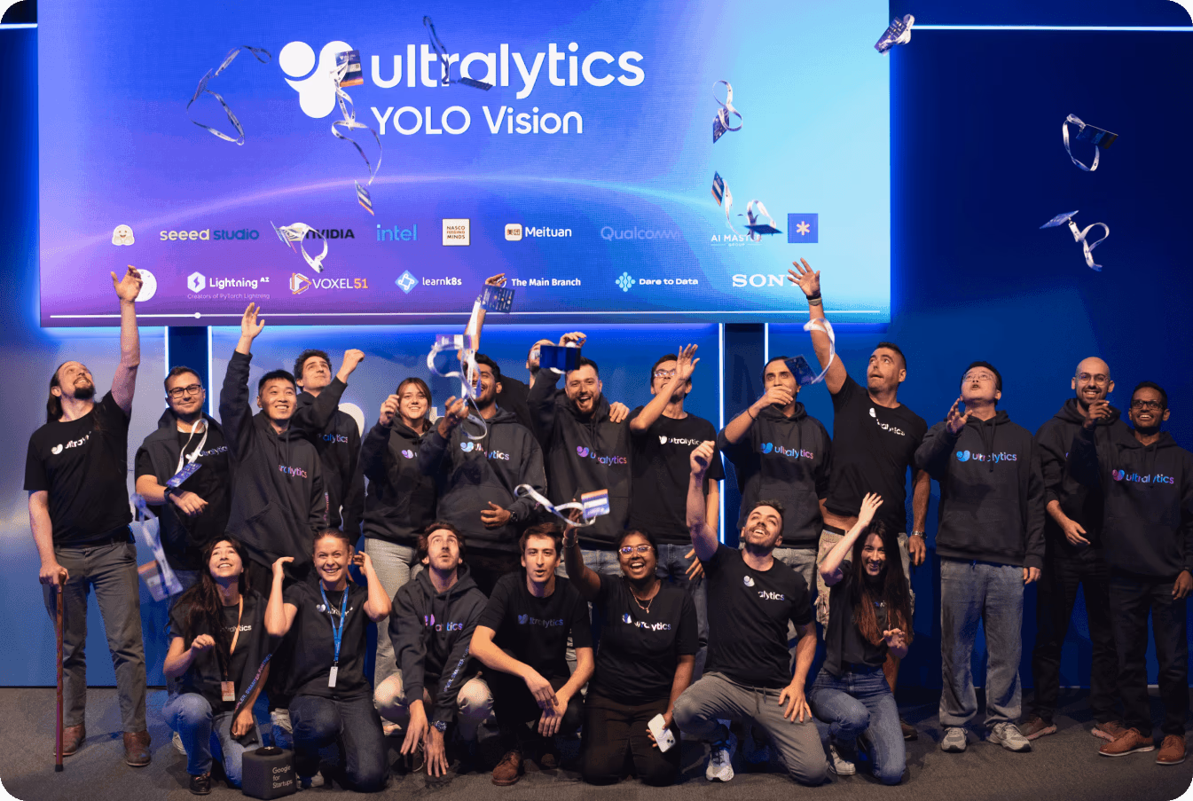 فريق Ultralytics يحتفل في YOLO Vision 2024
