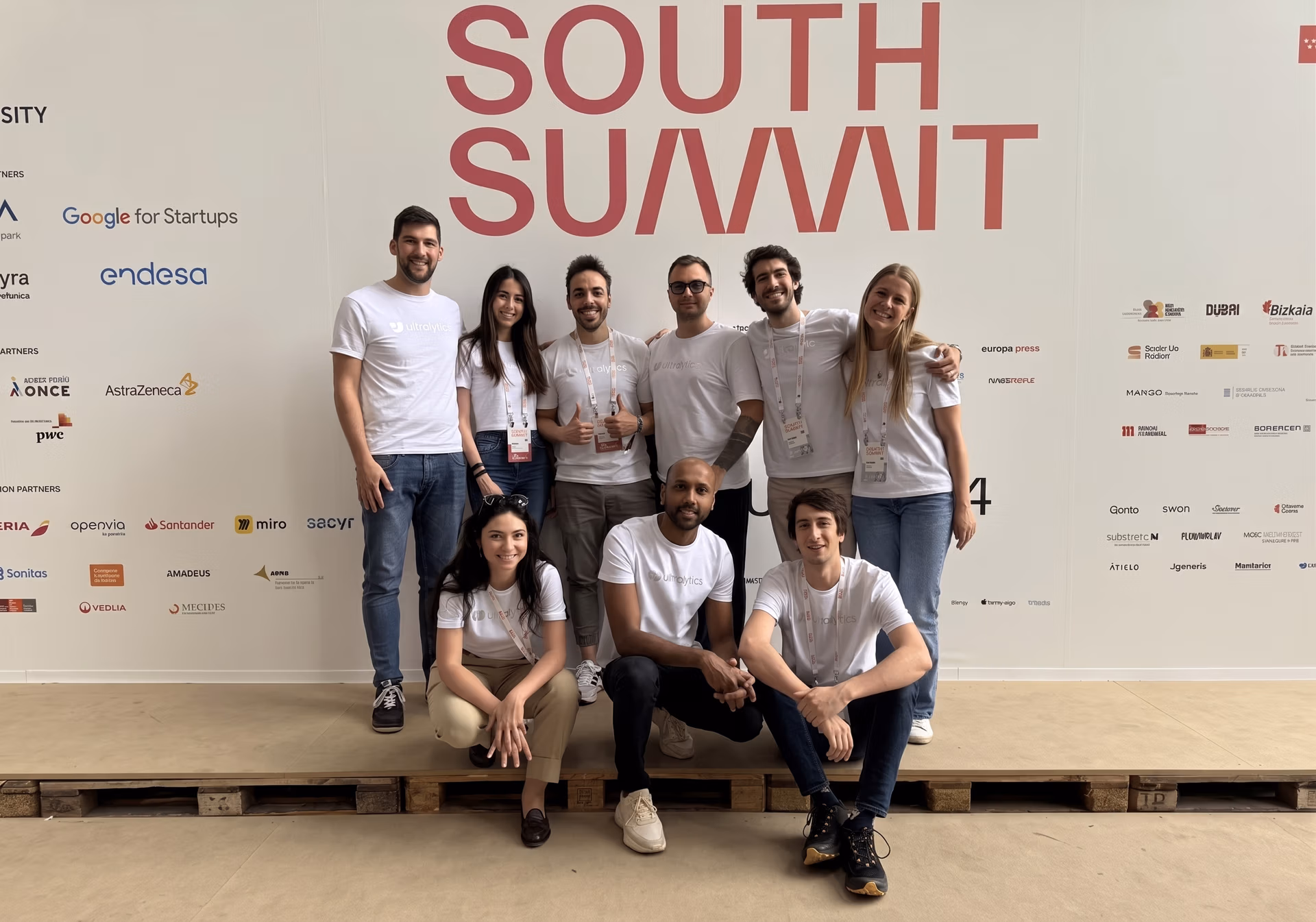 South Summit Madrid 2024 でグループ写真のポーズをとる Ultralytics チーム