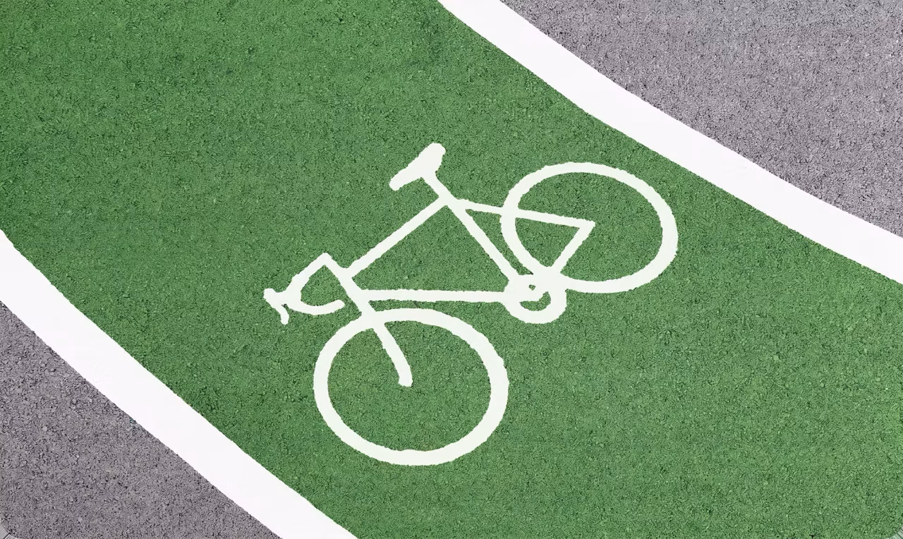 La vision par ordinateur suivant les cyclistes et détectant les casques pour la sécurité